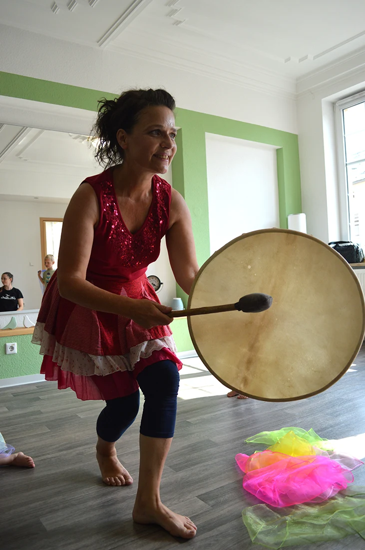 Ina mit Rahmentrommel beim Kindertanzen