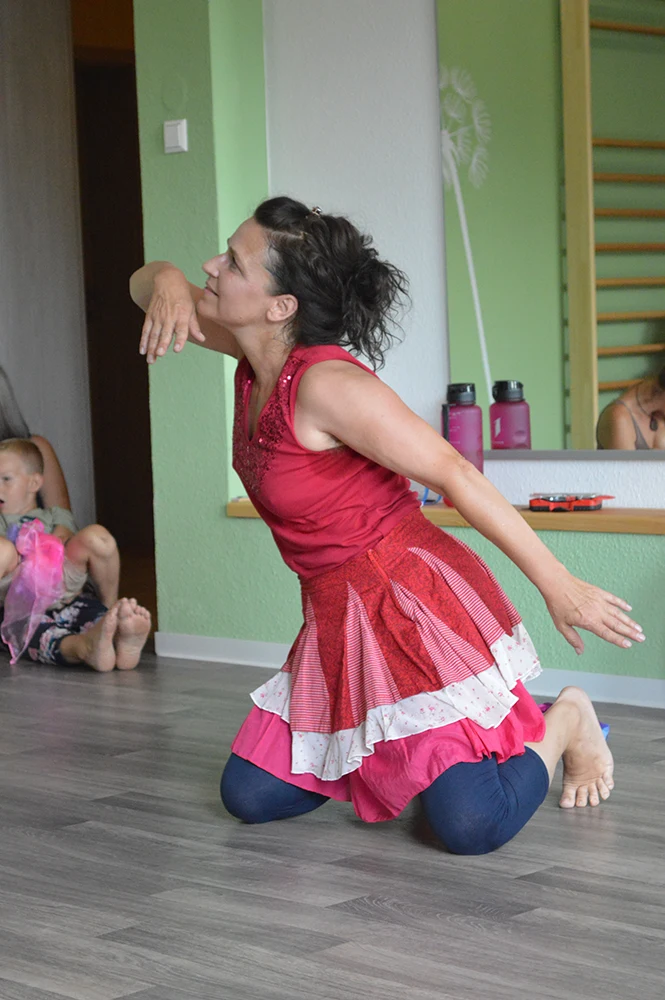 Ina animiert Kinder zum Tanzen