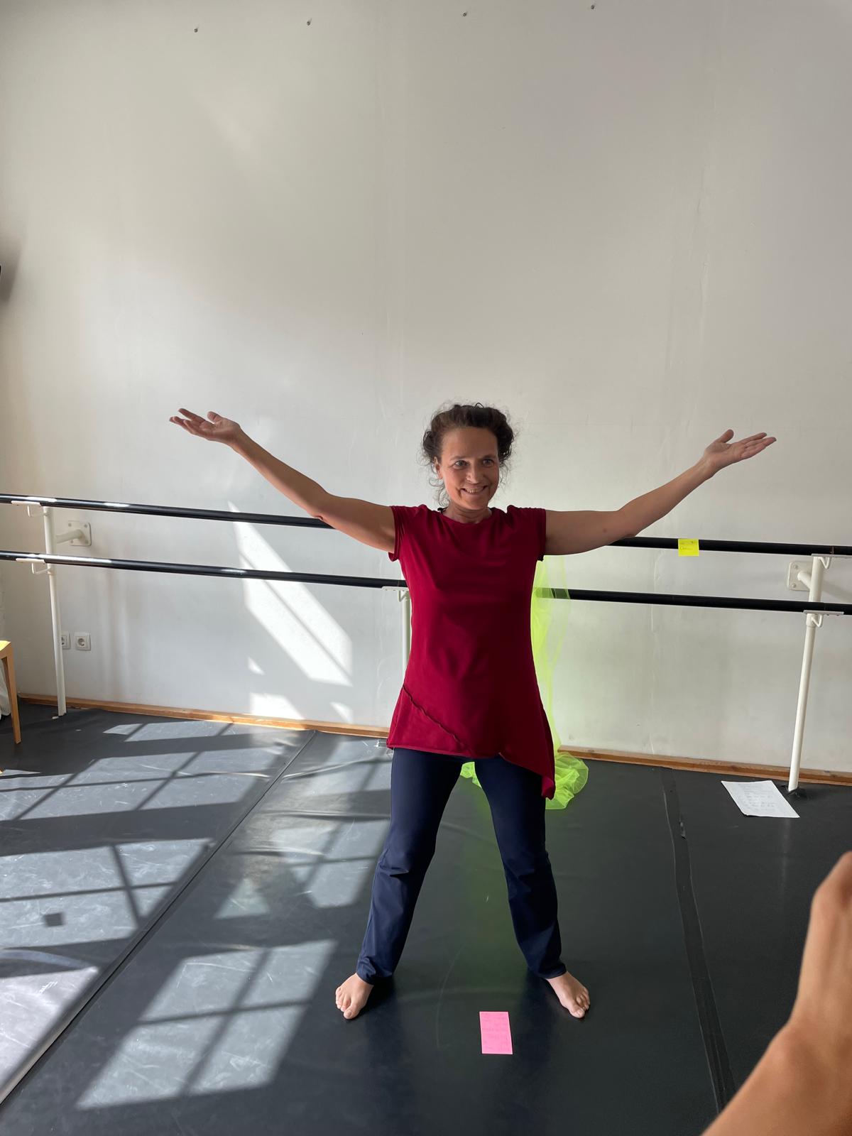 Ina in expressiver Tanzpose